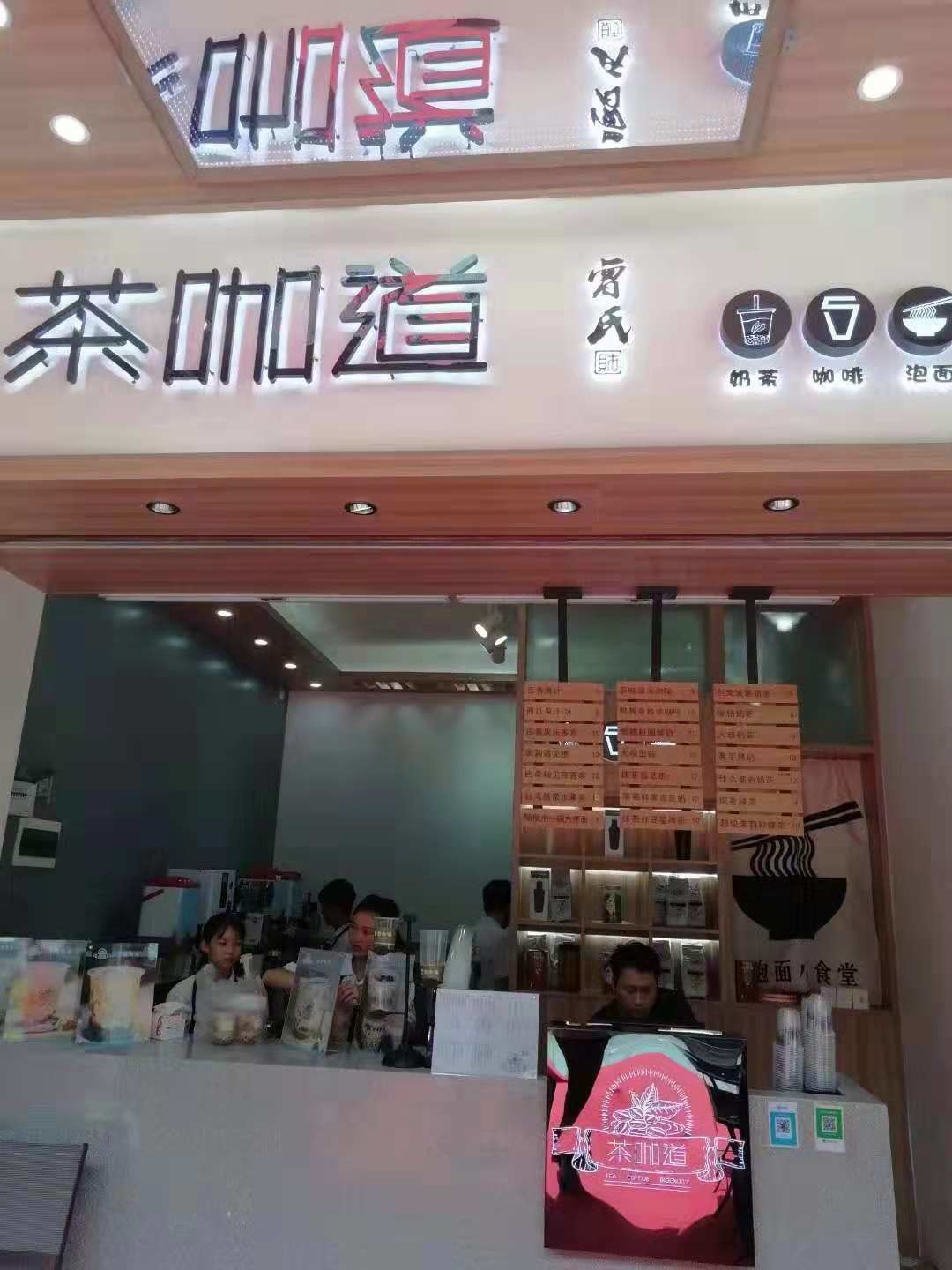 无限镜,又称“隧道镜”,或者“无底镜”。 利用镜面光学反射和电子LED技术产生虚拟的空间,是一种视觉艺术的表现。 镜面之间可以加入 logo,发光字,LED,造景产生无限空间的视觉感受。 这项技术有很多具体的应用方向,如无限镜时钟、无限镜框架、无限镜饰品、无限镜景观,无限镜广告牌等等...... 主要客户包括:商业标识,工装家装,礼品饰品,美陈展览等 无限镜,又称“隧道镜”,或者“无底镜”。 利用镜面光学反射和电子LED技术产生虚拟的空间,是一种视觉艺术的表现。 镜面之间可以加入 logo,发光字,LED,造景产生无限空间的视觉感受。 这项技术有很多具体的应用方向,如无限镜时钟、无限镜框架、无限镜饰品、无限镜景观,无限镜广告牌等等...... 主要客户包括:商业标识,工装家装,礼品饰品,美陈展览等